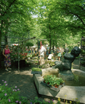 805804 Afbeelding van de bloemenmarkt op het Janskerkhof te Utrecht; op de voorgrond het beeldhouwwerk De jonge Bacchus.